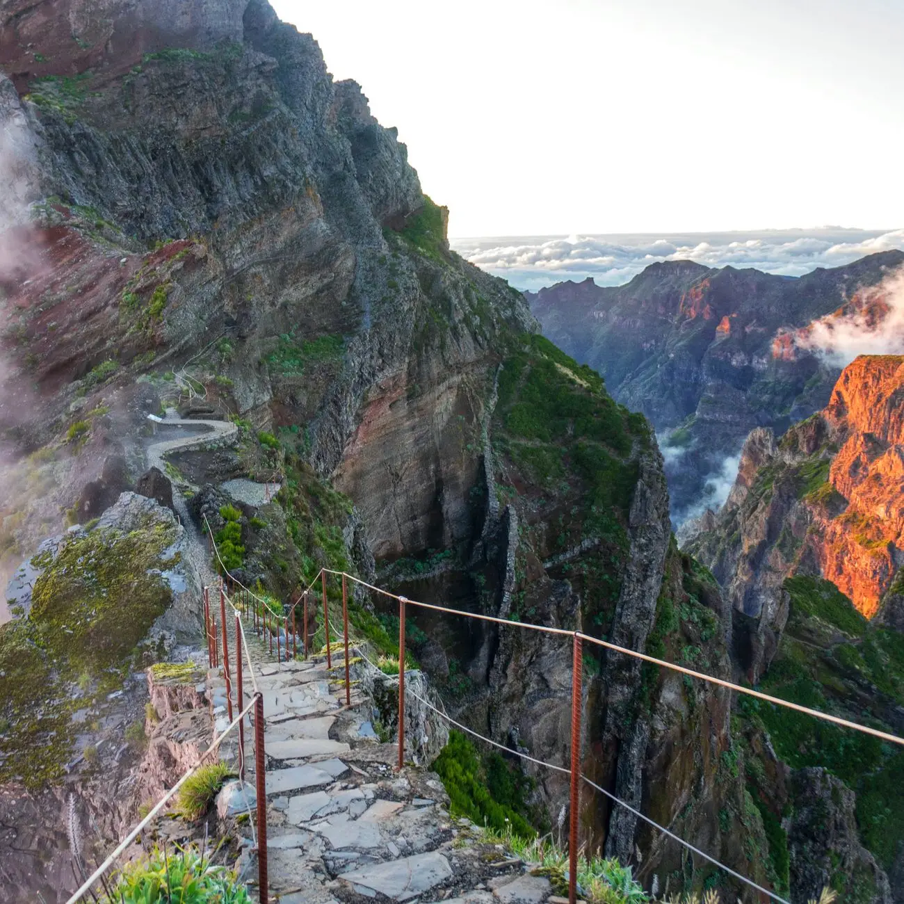 Pico Arieiro deasupra norilor, Madeira
